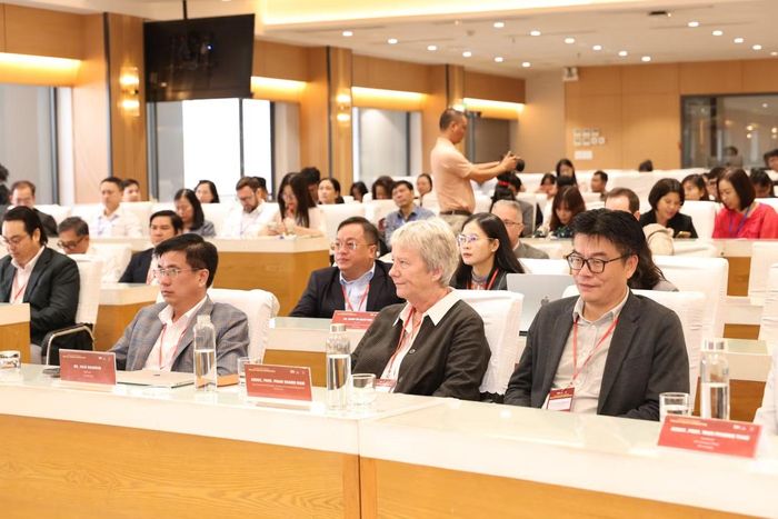 Các chuyên gia trong nước và quốc tế tại hội thảo.