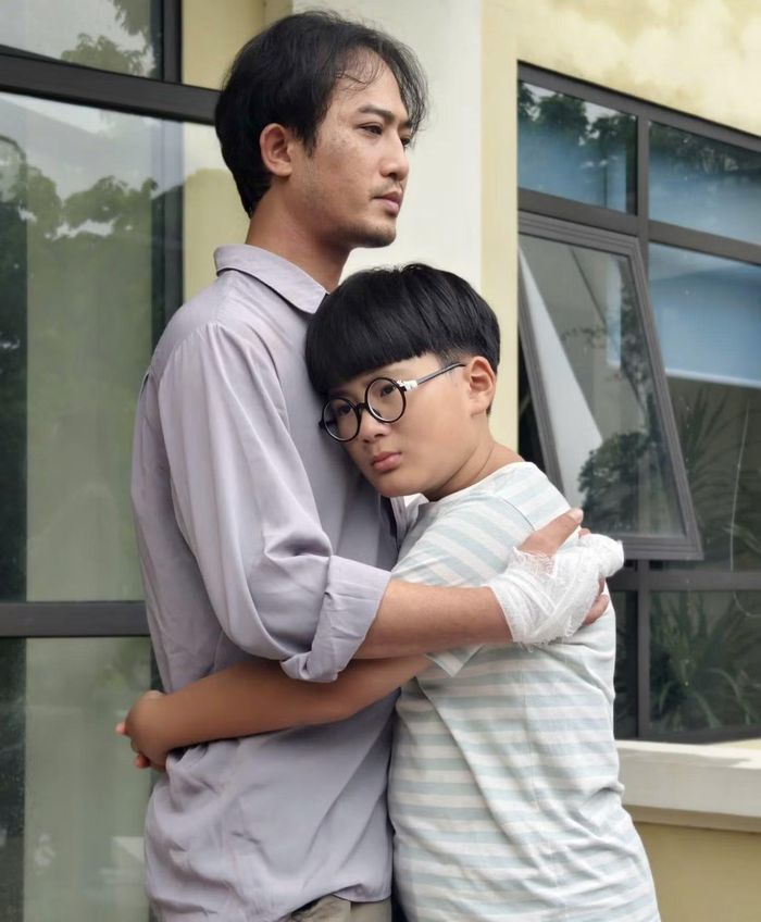  Minh Xíu đóng vai con trai Huyền Lizzie và Doãn Quốc Đam trong Căn nhà không mái che. 
