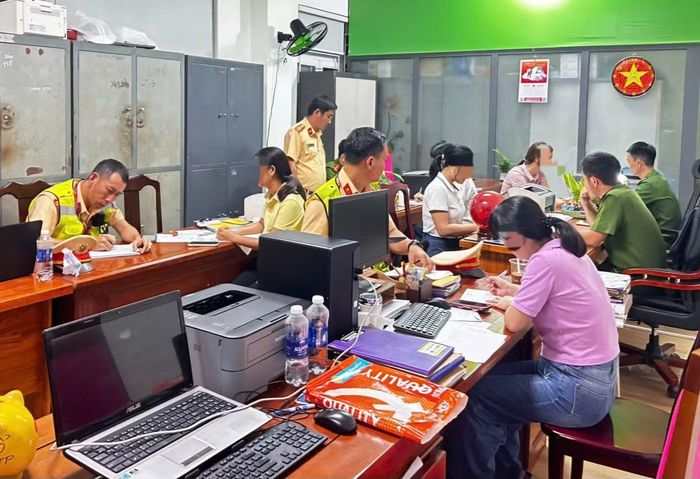 Cơ quan chức năng đã xử phạt nhóm phụ nữ ngồi giữa khúc cua đường đèo Hải Vân chụp ảnh.