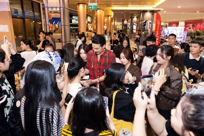  Ê-kíp Trại buôn người tích cực giao lưu với khán giả tại nhiều cụm rạp trên cả nước. 