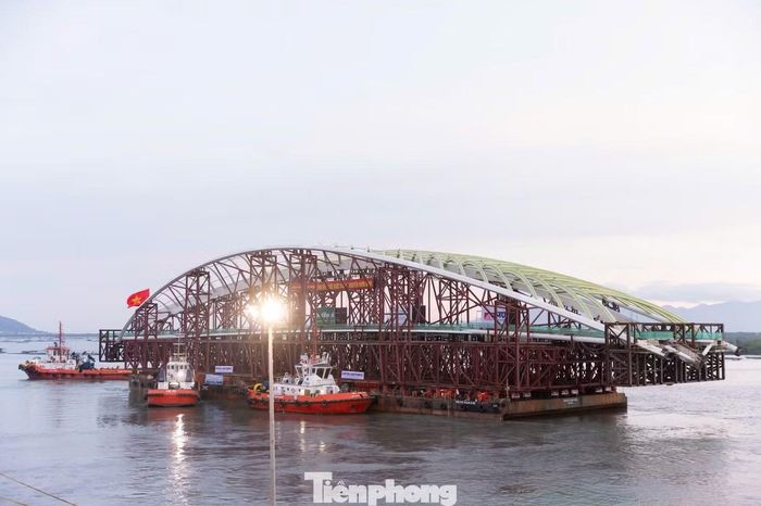 Tổ hợp vòm thép dài 187 m, cao hơn 20 m được đặt trên sà lan chuyên dụng trọng tải 14.000 tấn để vận chuyển về TPHCM.