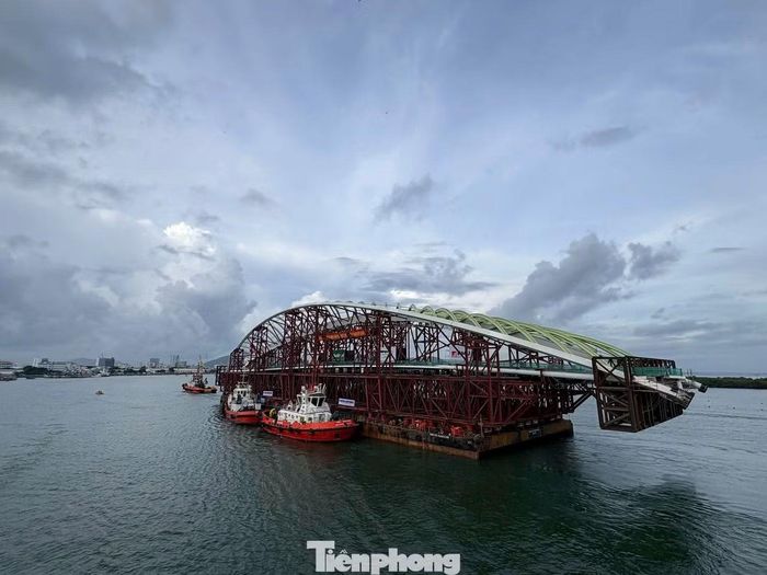 Cầu đi bộ qua sông Sài Gòn dài khoảng 720 m, kết nối khu vực trung tâm TPHCM với Thủ Thiêm. Nhịp chính dự kiến hợp long ngày 21/10/2026.