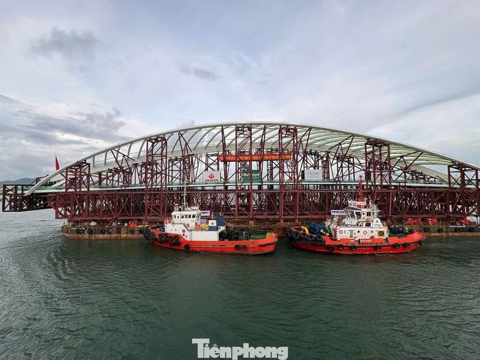 Nhịp vòm thép được vận chuyển nguyên khối về khu vực Bến Bạch Đằng, chuẩn bị cho công đoạn định vị và lắp đặt tại công trường.