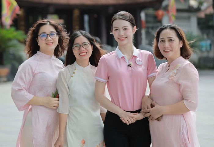Trong hành trình vòng chung khảo Hoa hậu Việt Nam 2026, Anh Thư và 52 thí sinh có những trải nghiệm đáng nhớ tại các tỉnh, thành phía Bắc. Cô được nhiều khán giả nhận ra và xin chụp ảnh cùng khi trở lại thăm Đền Đô, Bắc Ninh.