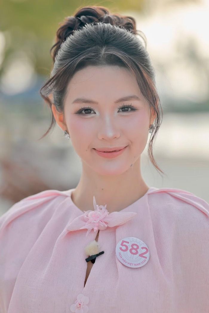 Anh Thư rạng rỡ trong buổi ghi hình đầu tiên sau đêm chung khảo. Cô gây ấn tượng với vẻ ngoài ngọt ngào cùng nụ cười tươi tắn. Cô là sinh viên năm thứ hai ngành Sư phạm Tiếng Anh và là đương kim Hoa khôi Đại học Đồng Tháp.