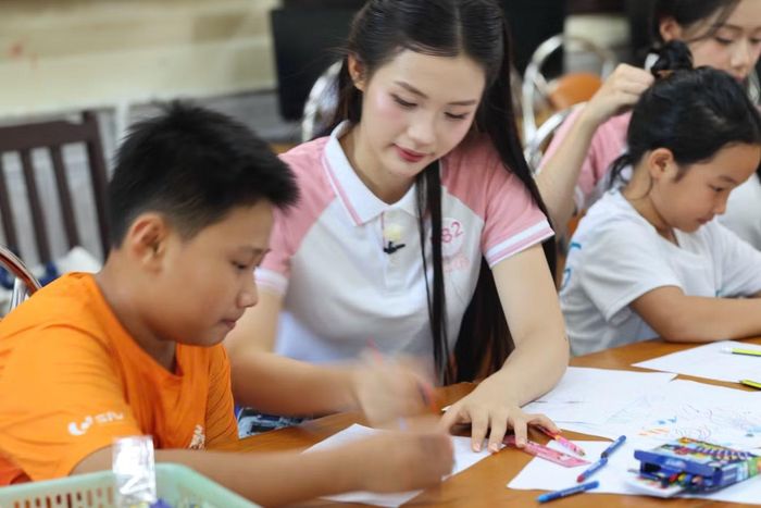 Anh Thư nói đây là những trải nghiệm đặc biệt vì cô vốn là người dễ xúc động. "Đối lập với hình ảnh tự tin, hoạt ngôn và năng động, ngoài đời tôi là một cô gái tình cảm, dễ xúc động. Tôi rất yêu động vật và đang nuôi hai thú cưng. Mỗi khi xem những câu chuyện về các hoàn cảnh khó khăn, những chú chó bị bỏ rơi hay các hoạt động thiện nguyện, tôi thường xúc động và nhiều lần quyên góp cho các tổ chức bảo vệ động vật", cô chia sẻ.