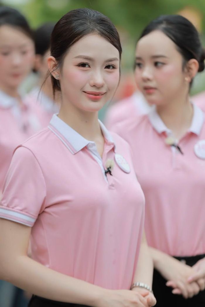 "Có những lúc tôi mệt mỏi, lười biếng hoặc muốn bỏ cuộc, nhưng tôi thường tự nhắc mình về lý do đã bắt đầu. Khi luyện tập đồng diễn để cạnh tranh cơ hội được chọn vào nhóm trình diễn đầu tiên, tôi từng tập hăng say đến mức bị tụt đường huyết và suýt ngất. Trải nghiệm ấy cho tôi thấy sự quyết tâm là cần thiết, nhưng tôi cũng hiểu rằng muốn đi đường dài thì phải biết chăm sóc sức khỏe, phân bổ sức lực và luyện tập khoa học hơn", cô nói.