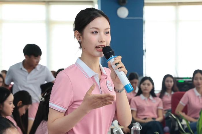 Với lợi thế về giao tiếp, ngoại ngữ, Anh Thư tự tin ở các lớp học và những cuộc giao lưu. Hiện tại, cô vừa học ngành Sư phạm Tiếng Anh, vừa làm mẫu make-up và gia sư tiếng Anh trực tuyến. Anh Thư yêu thích ngôn ngữ, ngoài tiếng Anh cô có khả năng nói tiếng Trung.
