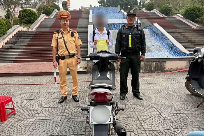 Lực lượng chức năng lập biên bản xử phạt với B.N.G. Ảnh: Cục CSGT