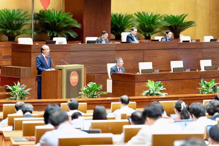 Chủ nhiệm Ủy ban Pháp luật và Tư pháp Phan Chí Hiếu tại phiên họp sáng 18/10.