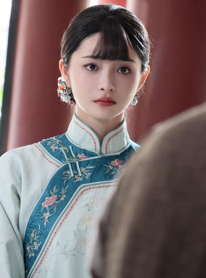 Lan Khanh vốn là diễn viên hí khúc - loại hình sân khấu ca kịch truyền thống lâu đời của Trung Quốc. Nàng có mối tình sâu đậm với Ngu Minh Hiên (Trương Vân Long), nhưng cả hai không thể đến với nhau do khoảng cách giai cấp. Ngu Minh Hiên sau đó chết trận khiến Lan Khanh sảy thai. Vì vậy, Lan Khanh luôn xuất hiện với vẻ ngoài u buồn, đôi mắt ngấn lệ chất chứa nhiều tâm sự.