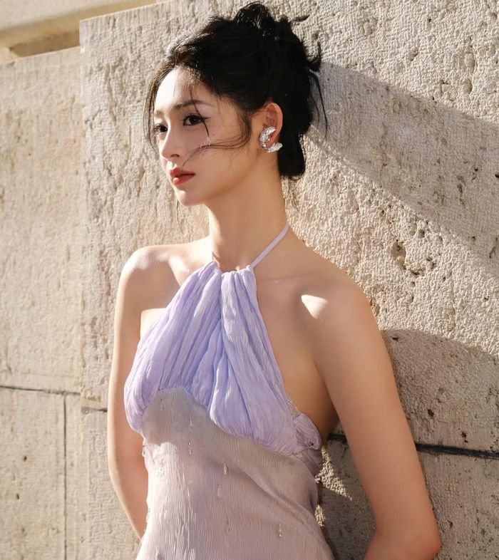  Cô còn được khen ngợi khi thể hiện vai Ngô San San trong phim Người trong hẻm nhỏ (Tiểu hạng nhân gia - 2024). Ngô San San là cô gái có hoàn cảnh khó khăn, bị cha và mẹ kế ngược đãi, phải tìm cách sinh tồn. Cô nhận được sự giúp đỡ của hai người dì Hoàng Linh (Diêm Ni) và Tống Anh (Tưởng Hân). Thế nhưng, khi trưởng thành, San San dần sinh ra tính ích kỷ, vô ơn, đưa ra những yêu cầu vô lý. 