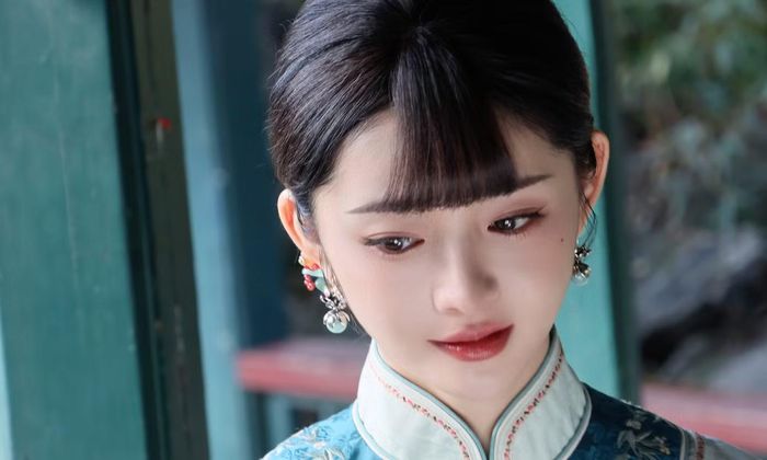 Mỗi lần xuất hiện Lan Khanh đều khiến người khác xao xuyến với gương mặt xinh đẹp. Nhiều bài viết trên các trang mạng xã hội Trung Quốc khen ngợi khí chất nổi bật như tiểu thư thời Dân quốc của Chu Khiết Quỳnh. Cảm giác mỏng manh dễ tan vỡ mà người đẹp tạo nên khiến ai cũng muốn che chở cho cô.