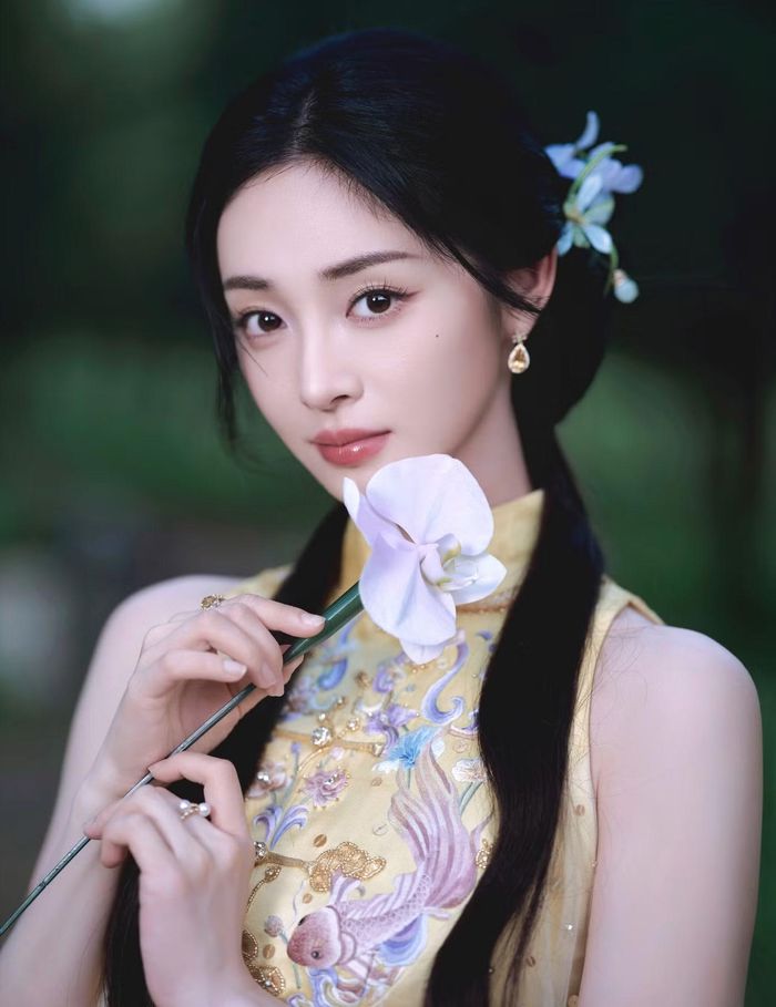 Chu Khiết Quỳnh (Tên tiếng Hàn: Kyulkyung), sinh năm 1998 tại Chiết Giang, Trung Quốc. Năm 2016, Chu Khiết Quỳnh tham gia Produce 101 mùa đầu tiên và gây ấn tượng mạnh với màn trình diễn kết hợp đàn tỳ bà. Cô còn được mệnh danh là thực tập sinh đẹp nhất trong số 100 thí sinh. Nhờ danh tiếng này, Chu Khiết Quỳnh giành suất debut cùng I.O.I.