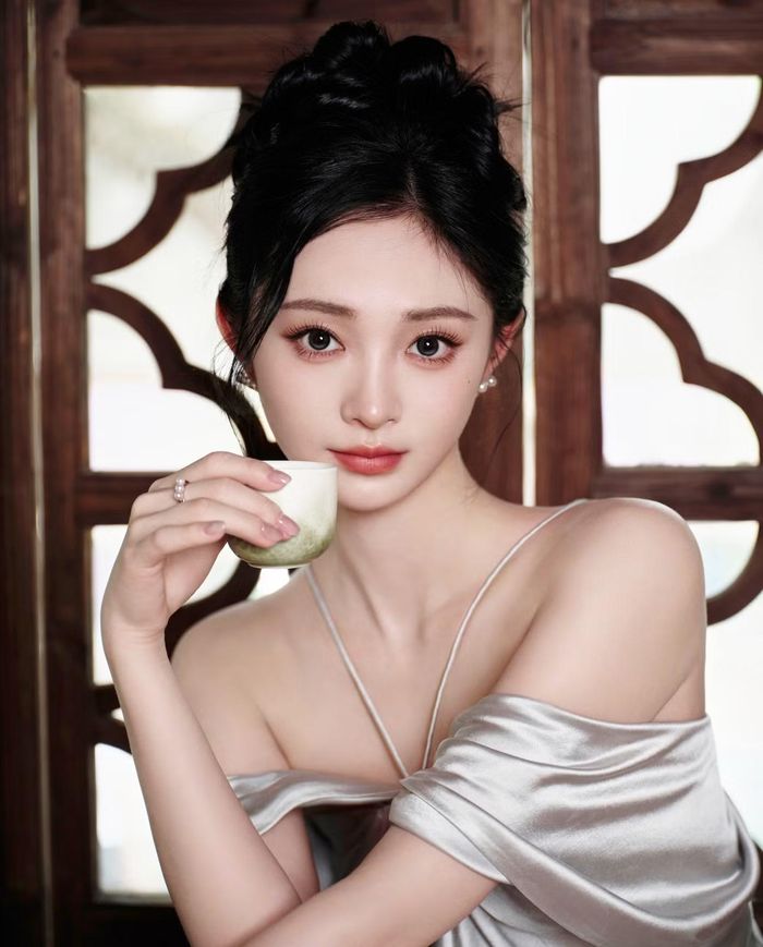 Chu Khiết Quỳnh được đánh giá là ngôi sao đầy tiềm năng của nhóm tiểu hoa đán sinh sau 1995. Vừa có nhan sắc lại chăm chỉ cải thiện diễn xuất qua các vai phụ, Chu Khiết Quỳnh nhận được sự yêu thích của đông đảo người xem.