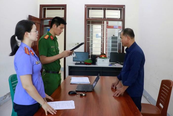 Công an đọc lệnh khởi tố vụ án, khởi tố bị can đối với đối tượng cầm đầu Bùi Văn Trường.