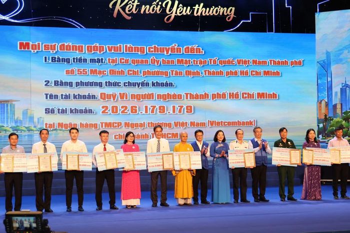 Ông Nguyễn Phước Lộc - Ủy viên Trung ương Đảng, Phó Bí thư Thành ủy, Chủ tịch Ủy ban MTTQ Việt Nam TPHCM, ông Nguyễn Mạnh Cường - Phó Chủ tịch UBND TPHCM, bà Trương Thị Bích Hạnh - Phó Chủ tịch Thường trực Ủy ban MTTQ Việt Nam TPHCM, tri ân các cơ quan, đơn vị đã ủng hộ nguồn lực chăm lo người dân.