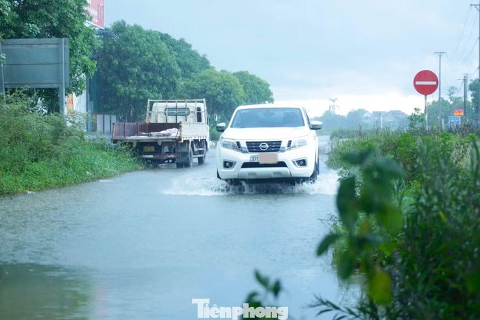 Gần 2 thập kỷ thi công, tuyến đường vẫn chưa thể hoàn thành, thường xuyên xảy ra tình trạng ngập úng mỗi khi mưa lớn, gây khó khăn cho việc đi lại của người dân.