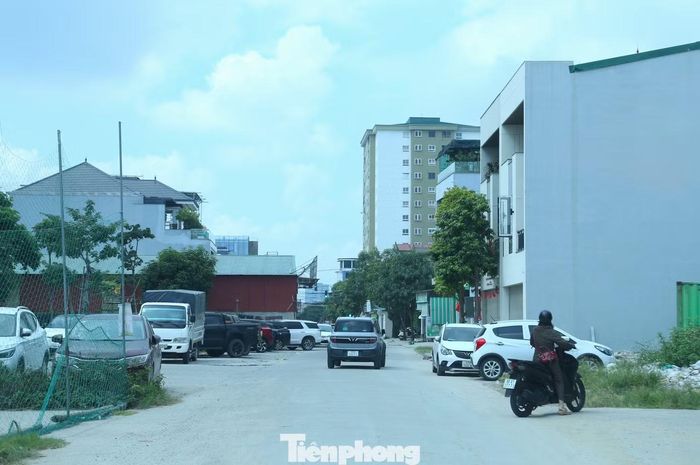 Dự án đường Lý Tự Trọng kéo dài, đoạn từ đường Trương Văn Lĩnh đến đường quy hoạch 24 m, dài 1,05 km qua phường Vinh Phú và Vinh Lộc, có tổng mức đầu tư ban đầu 108 tỷ đồng. Do phát sinh khối lượng và chi phí bồi thường, giải phóng mặt bằng, vốn dự kiến tăng lên hơn 183 tỷ đồng, riêng kinh phí giải phóng mặt bằng vượt 100 tỷ đồng.
