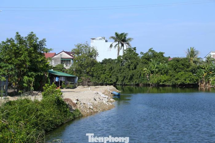 Theo ông Hoàng Năng Hiệp, Phó Chủ tịch UBND phường Vinh Phú, quá trình triển khai dự án gặp trở ngại do tuyến đường đi qua nhiều ao, nền đất và điều kiện thi công phức tạp. Bên cạnh đó, thời tiết mưa nhiều cũng ảnh hưởng đến tiến độ. Đối với nguồn vốn còn thiếu, dự án đã có chủ trương bố trí kinh phí để tiếp tục thực hiện.
