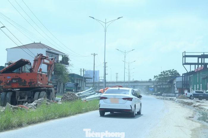Tại phường Vinh Hưng, dự án đường Lê Ninh dài 2,93 km có tổng mức đầu tư sau điều chỉnh hơn 223 tỷ đồng, tăng khoảng 87 tỷ đồng so với ban đầu; riêng chi phí giải phóng mặt bằng hơn 144,5 tỷ đồng. Dự án còn vướng mặt bằng, xử lý nền đất yếu và di dời hạ tầng kỹ thuật, hiện thiếu khoảng 120 tỷ đồng để hoàn thành.