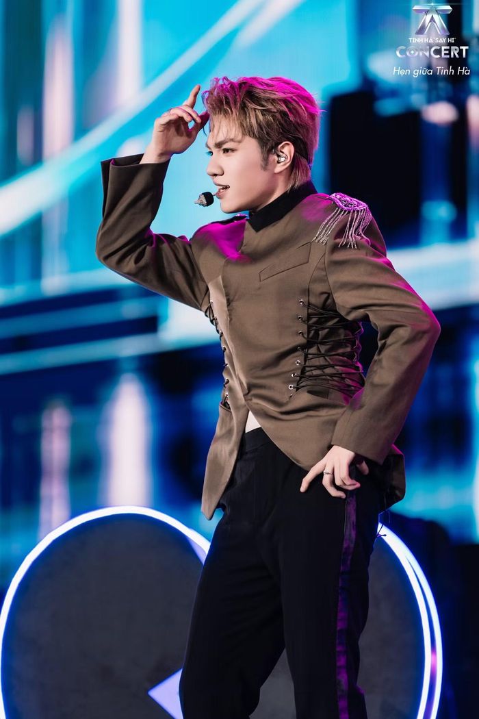  Quang Hùng MasterD, Captain Boy, Pháp Kiều và CoolKid trình diễn Laviem. Quán quân Tinh hà làm mới ca khúc bằng cách mời em xinh Yeolan góp giọng. 
