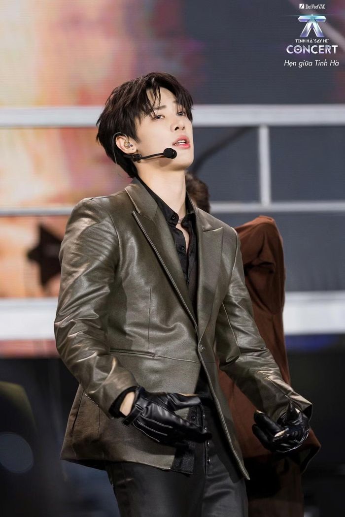  Ali Hoàng Dương, Song Luân, Ivan và Kimlong cùng trình diễn Run to you, ca khúc thuộc EP Trạm đến em. Việc đưa gần như toàn bộ ca khúc ở game show lên sân khấu giúp khán giả đi ngược hành trình Tinh hà say hi, gợi kỷ niệm, kể cả những màn loại người gây sốc. 