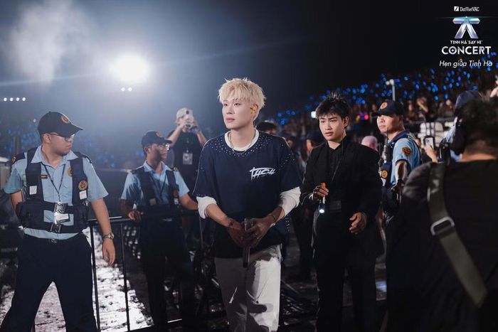  Sau 22 tiết mục trình diễn liên tục đến gần nửa đêm, 24 nghệ sĩ cùng kết show với Thế giới của anh. Nhiều anh trai xuống tận khán đài giao lưu khán giả, khép lại concert quy mô, hoành tráng. 