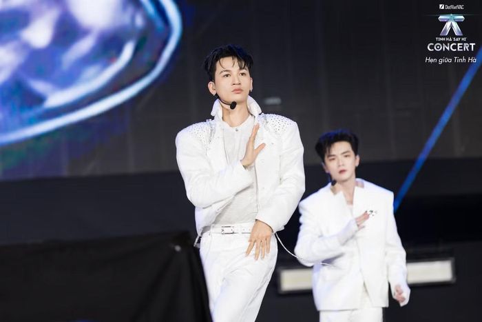  Tối 17/10, 24 nghệ sĩ hội ngộ tại Vạn Phúc City, TPHCM trong concert Tinh hà say hi - Hẹn giữa Tinh hà. Ca khúc chủ đề Together We Shine mở đầu phần trình diễn chung, chuẩn bị cho chuỗi 22 tiết mục hoành tráng. 