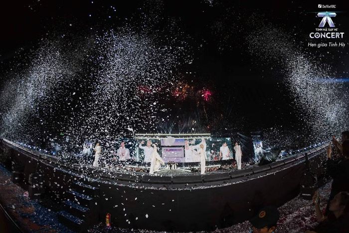  Đêm concert đầu tiên quy tụ hơn 40.000 khán giả đổ về Vạn Phúc City, TPHCM. Ở đêm thứ 2 (18/10), bốn người xem được mời lên sân khấu nhảy cùng nghệ sĩ trong IDNAT. Với Thế giới của anh, ban tổ chức bố trí hoạt động gửi lời thương lên màn hình LED ở cả hai đêm, để người xem cùng tham gia vào phần trình diễn kết show cùng 24 nghệ sĩ. 