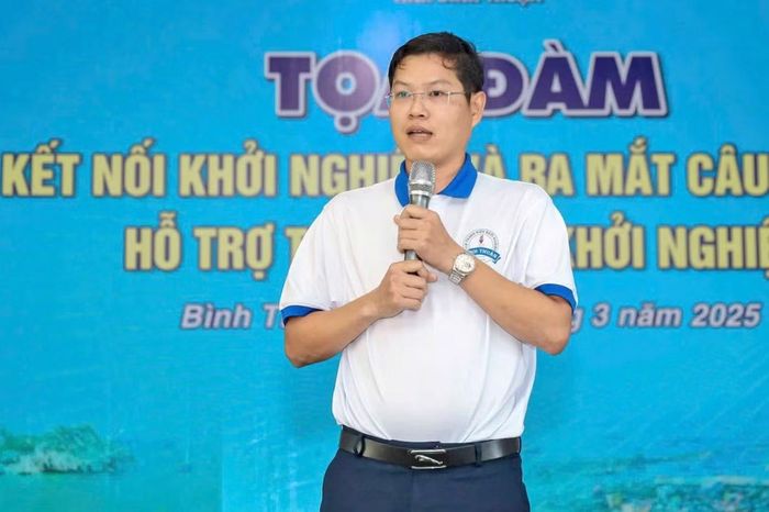 Anh Nhơn chia sẻ mô hình khởi nghiệp của mình tại buổi tọa đàm.