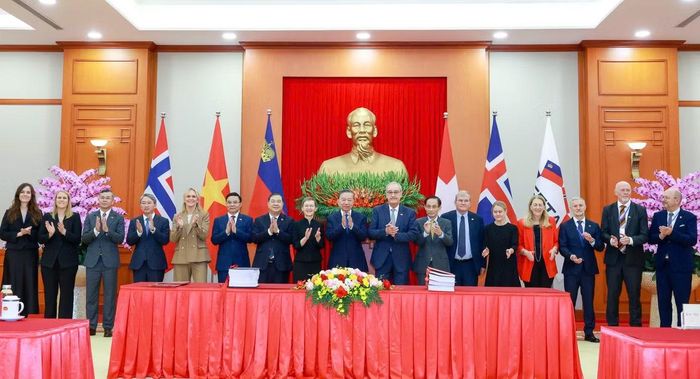 Tổng Bí thư, Chủ tịch nước Tô Lâm và các đại biểu tại lễ ký. (Ảnh: Minh Châu)