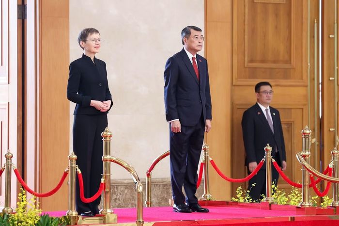 Thủ tướng Lê Minh Hưng và Thủ tướng Liechtenstein Brigitte Haas trên bục danh dự, nghe quân nhạc cử Quốc thiều hai nước. Ảnh: Đoàn Bắc.