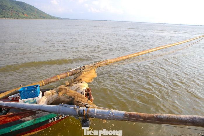 Ngư cụ phổ biến là hệ thống sào dài khoảng 12-15m kết hợp với lưới vợt, giúp xúc ruốc khi phát hiện các đàn ruốc tập trung gần bờ.
