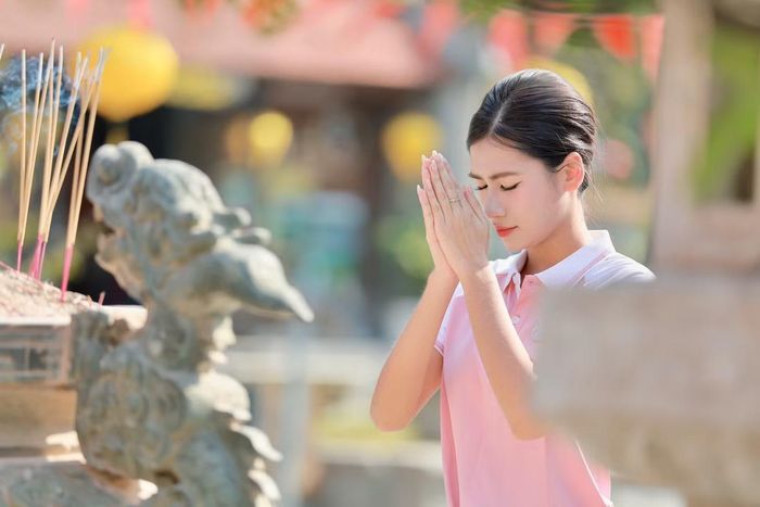  Chuyến tham quan giúp các cô gái tìm hiểu thêm về vùng Vạn Kiếp và dấu ấn lịch sử thời Trần. Ảnh: Nguyễn Hồng Vĩnh. 