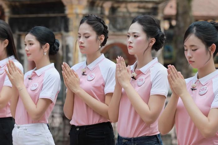  Các thí sinh Hoa hậu Việt Nam 2026 dâng hương tại chùa Côn Sơn trong hành trình trải nghiệm văn hóa ở vòng Chung kết. Ảnh: Nguyễn Hồng Vĩnh. 