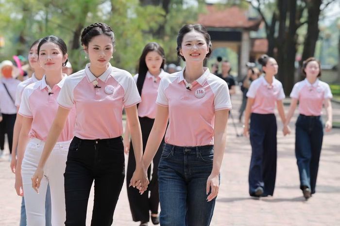  Với nhiều cô gái, đây là lần đầu đến Côn Sơn, tìm hiểu vùng đất gắn với tên tuổi danh nhân Nguyễn Trãi. Ảnh: Nguyễn Hồng Vĩnh. 