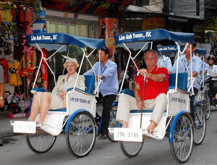 Nữ hoàng Margrethe II và Hoàng thân dạo phố cổ Hà Nội bằng xích lô. Ảnh: TTXVN.