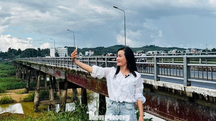 Hai bên đầu cầu, rất nhiều người dân đến chụp hình với cầu Trà Khúc 1 để làm kỷ niệm.
