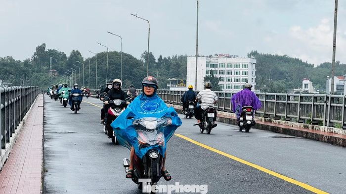 Người dân lưu thông trên cầu Trà Khúc 1 cũ.
