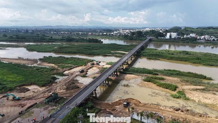 Cầu Trà Khúc 1 nhìn từ trên cao.