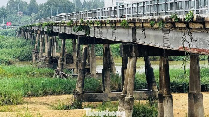 Cầu Trà Khúc 1 được xây dựng từ năm 1964, đây là cây cầu đường bộ đầu tiên bắc qua sông Trà Khúc.