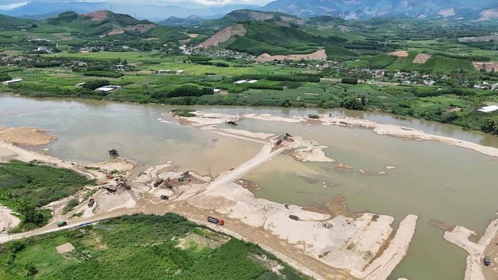 So với giá cát đang được các mỏ thương mại bán ra tại Quảng Ngãi, mức trúng đấu giá hơn 1 triệu đồng/m³ là cao gấp 3 lần.