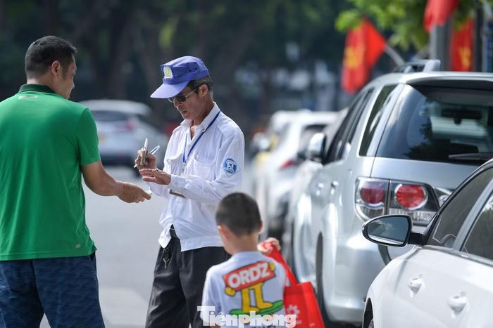 Một người thường xuyên gửi ô tô trên phố Lý Thái Tổ cho biết mức phí tăng khiến họ phải tính toán lại chi phí mỗi lần vào trung tâm. Người này cân nhắc tìm điểm đỗ khác thuận tiện và mức giá phù hợp.