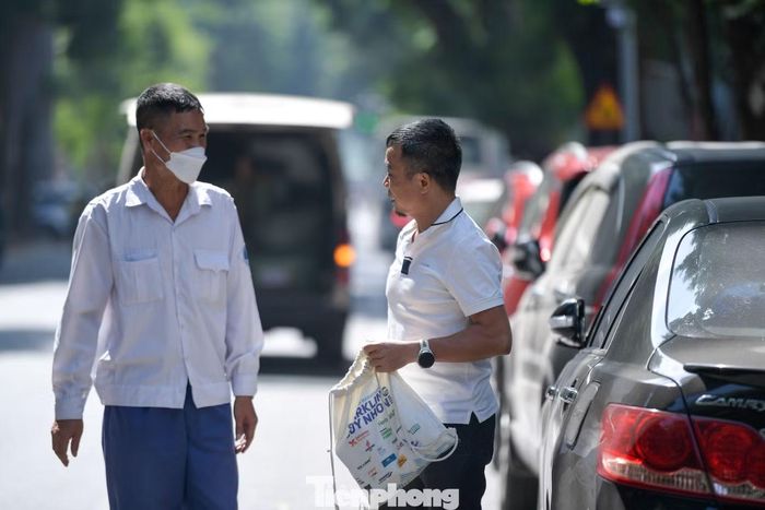 Một tài xế thường xuyên gửi xe tại khu vực này cho rằng giá cả không phải yếu tố duy nhất khi lựa chọn điểm đỗ. Nếu gửi xe ở xa, họ có thể mất thêm thời gian di chuyển đến nơi cần giải quyết công việc.