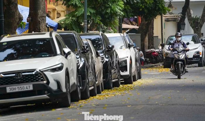 Hàng dài ôtô đỗ trên tuyến phố trung tâm Hà Nội. Với mỗi 60 phút gửi xe, tài xế phải trả thêm 20.000 đồng, tương đương mức tăng 66,7% so với giá cũ.