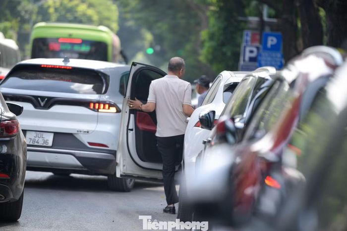 Một điểm trông giữ ôtô gần khu vực tập trung nhiều cửa hàng, cơ quan. Mức phí mới khiến chi phí gửi xe tăng đối với những người thường xuyên sử dụng ôtô khi vào trung tâm.