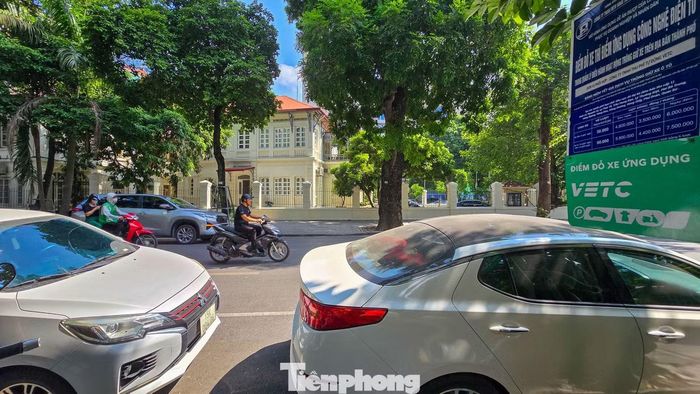 Tài xế tìm vị trí đỗ trên phố Trần Hưng Đạo. Ngoài mức phí, khoảng cách từ điểm gửi xe đến nơi cần đến cũng là yếu tố người dân cân nhắc.