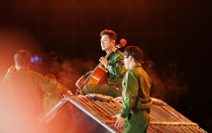  MC Anh Tuấn tái hiện hình ảnh ngồi trên mái nhà vì mưa lũ, đàn cello trong tiết mục Em tôi. Anh cho biết bản phối tại chương trình gây xúc động, vì vậy muốn tiếp tục đồng hành các nghệ sĩ kể lại câu chuyện trên sân khấu concert. “Đây là một vinh dự của tôi khi được tham gia và khoác lên mình màu áo lính đầy tự hào này”, nam MC chia sẻ sau tiết mục. 