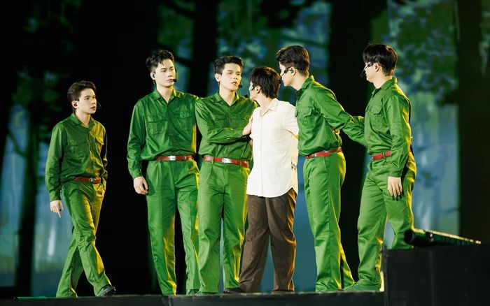  Tiết mục Em tôi tạo khoảng lặng trong chương Nhỏ xíu qua phần thể hiện của Hoàng Tôn, Thanh Duy, Thỏ (Da LAB), Đinh Mạnh Ninh, Cheng và 14 Casper. Các anh tài và khán giả xúc động khi tái hiện câu chuyện về sự mất mát, sự nhỏ bé của con người trước thiên tai. 